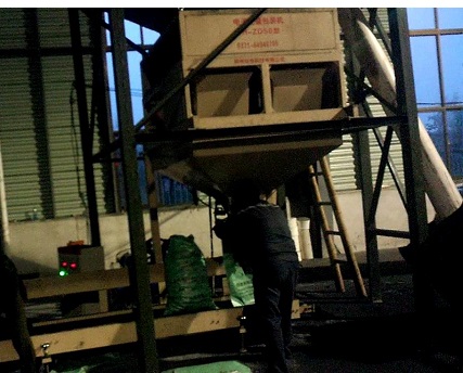 自动型煤包装机厂家  型煤包装机价格 型煤颗粒包装机报价低图片