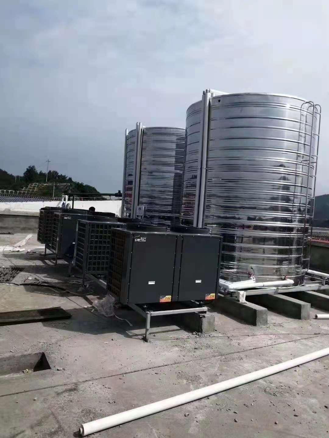 广州 承接空气能热水器工程报价_工地空气能一体机安装价格图片