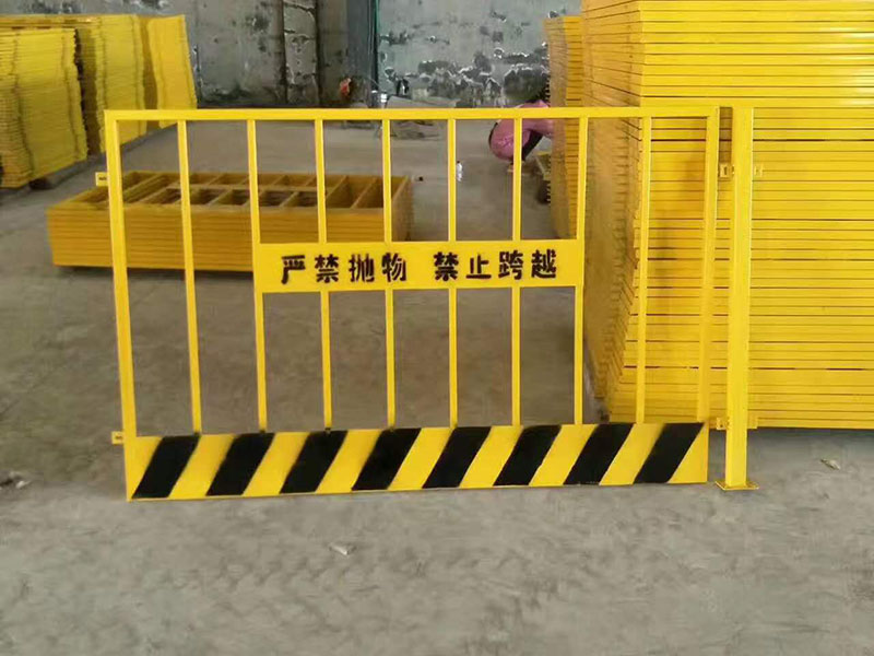 深圳民治工地山谷，基坑护栏。公路护栏，塑料护栏图片