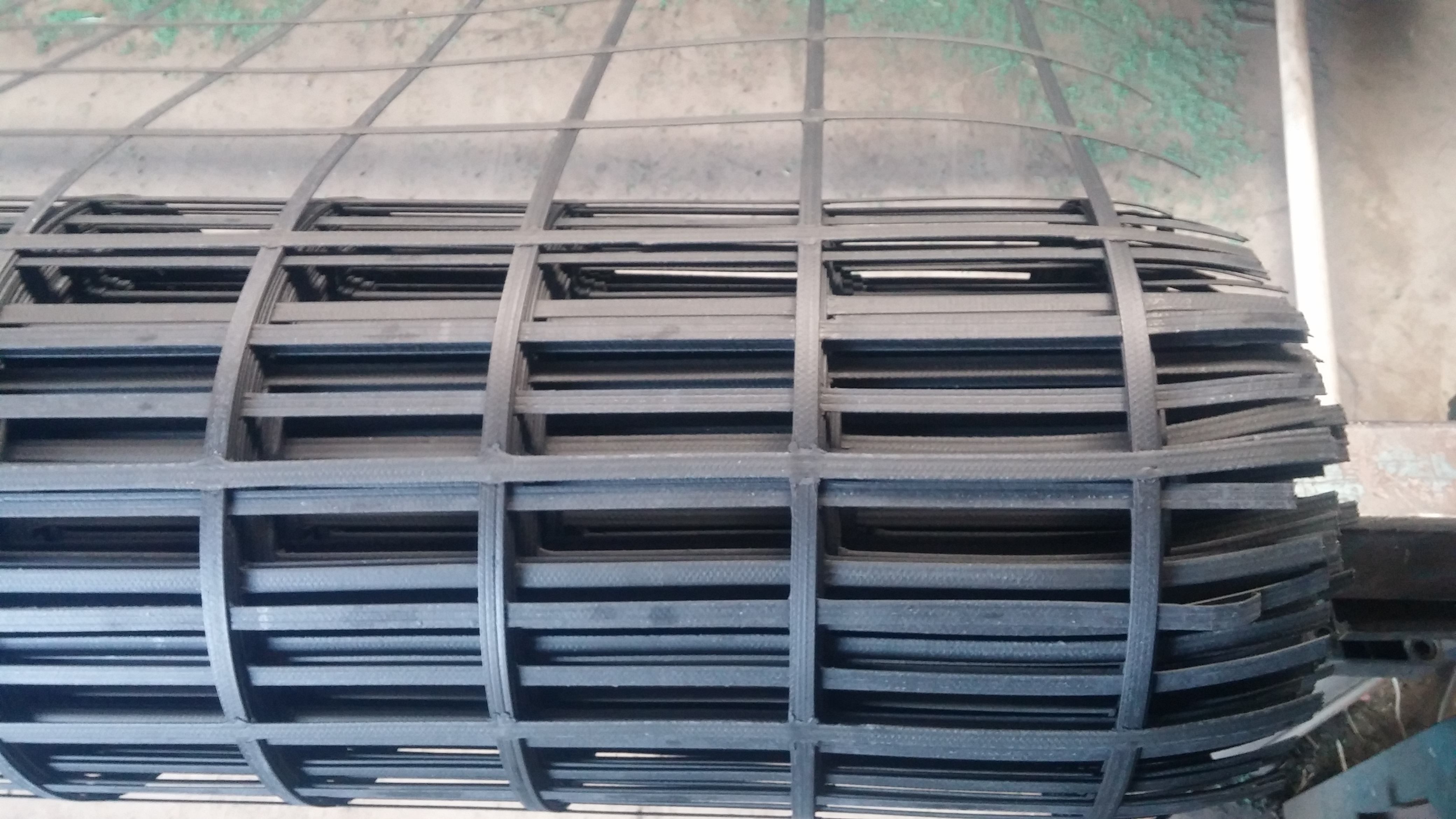 钢塑焊接土工格栅钢塑焊接土工格栅生产厂家报价GSZ50KN钢塑复合格栅路基加固现货供应