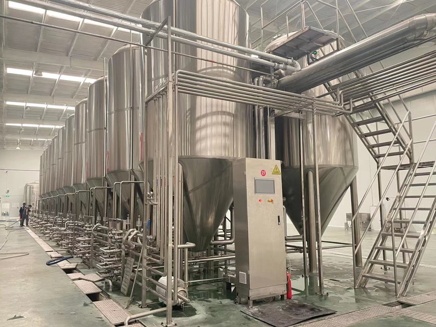 沧州市大型酒厂酿酒设备厂家武汉大型酒厂酿酒设备年产50万吨酿酒设备