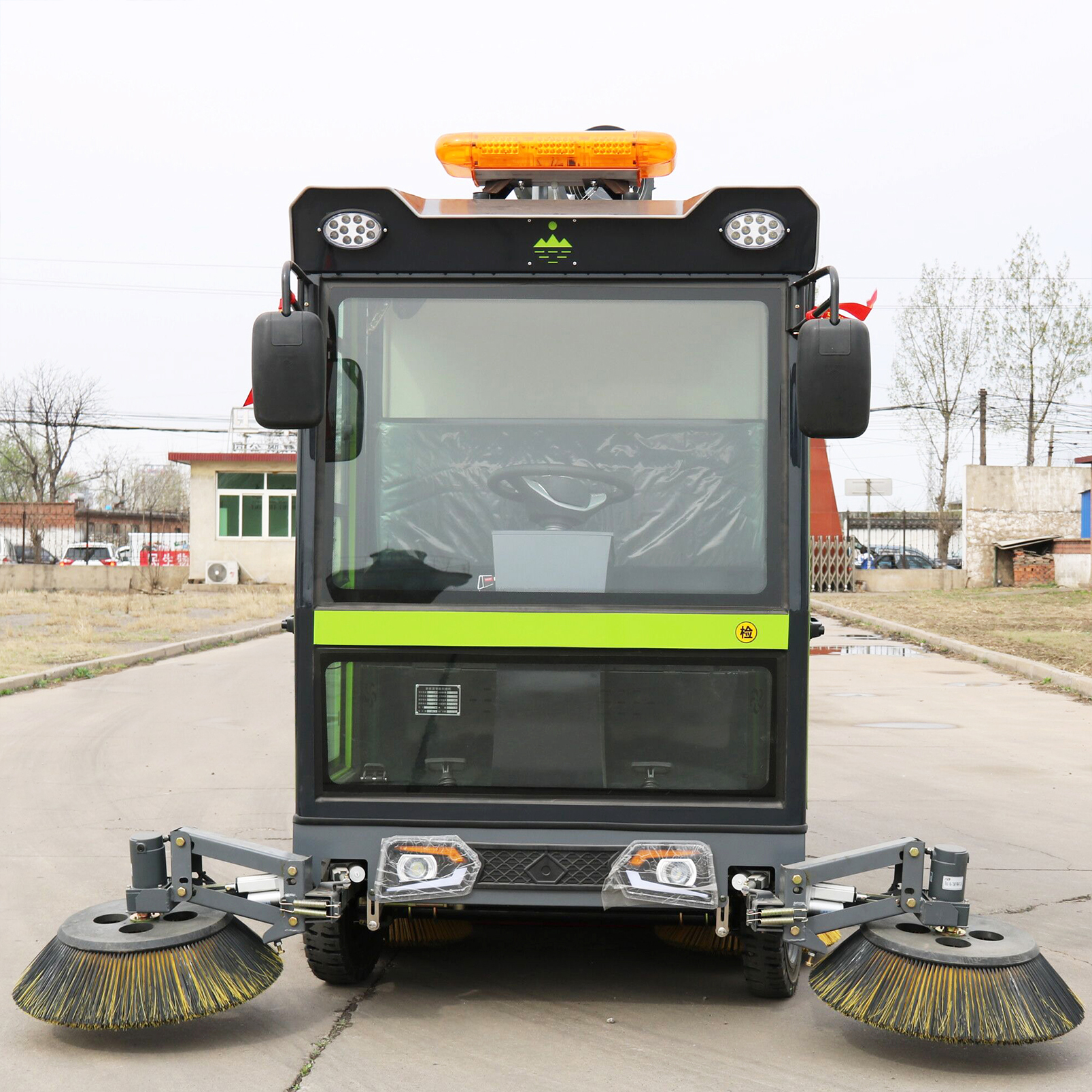 小型驾驶式扫地车 多功能四轮厂区扫路车 市政道路清扫车图片