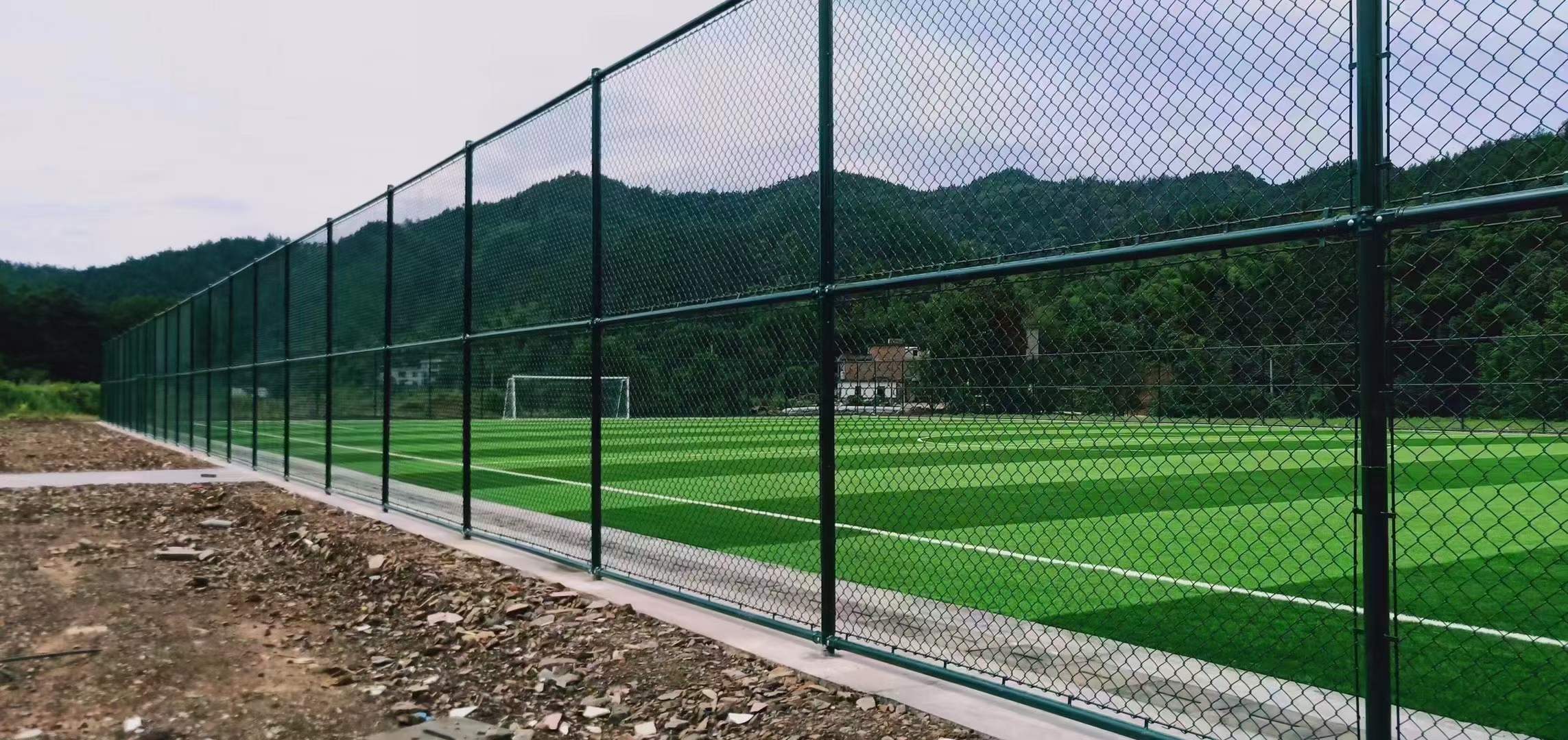 广州市球场用勾花网篮球场围网学校操场隔离网菱形网护栏包安装图片