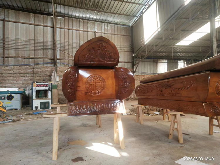 大型土葬金丝楠木棺材生产制作厂家 耐腐龙凤棺图片