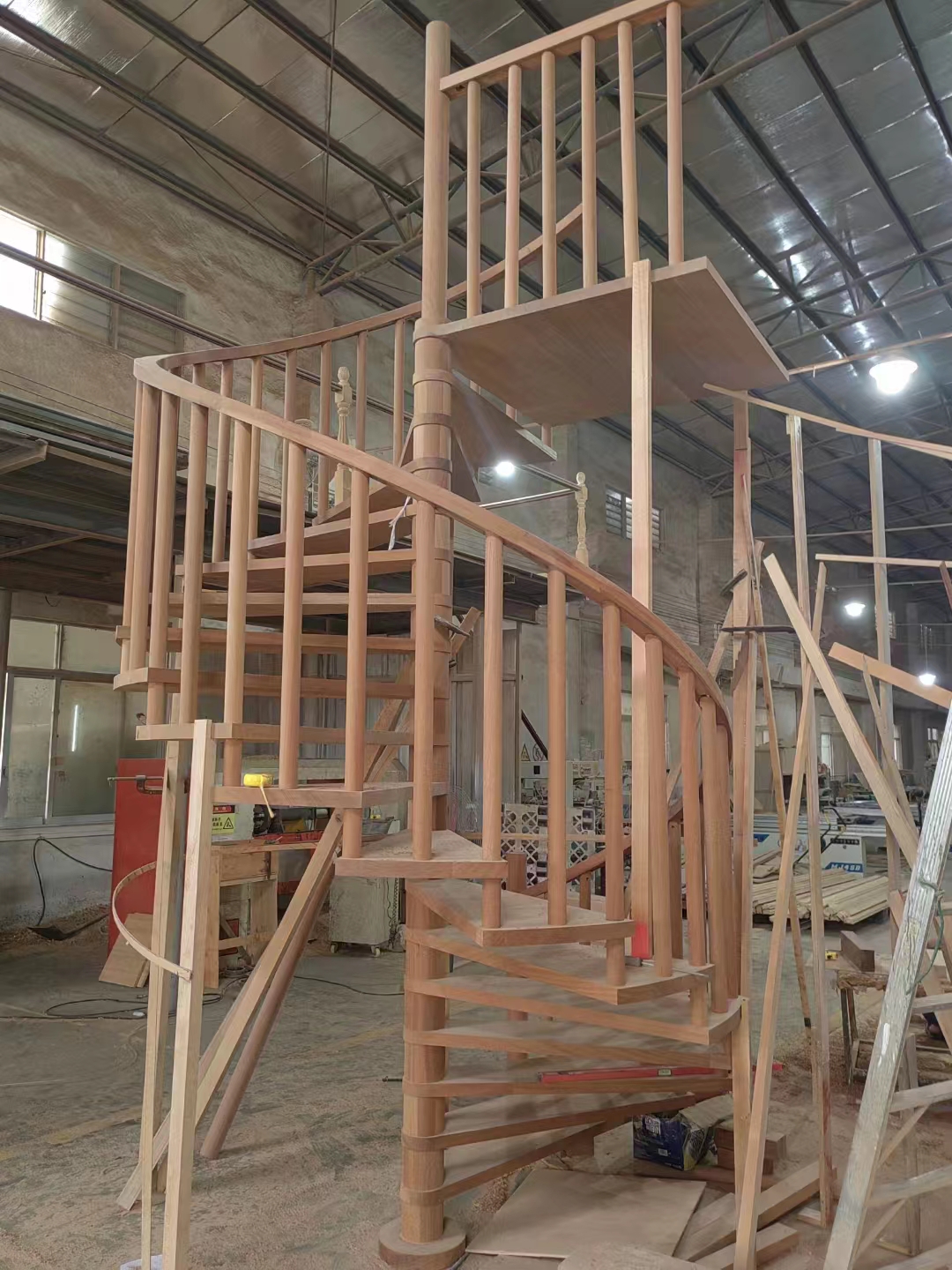 广东弧形旋转梯安装、佛山哪里有弧形旋转梯厂家 刚果沙比利材质纯手工制作弧形旋转梯