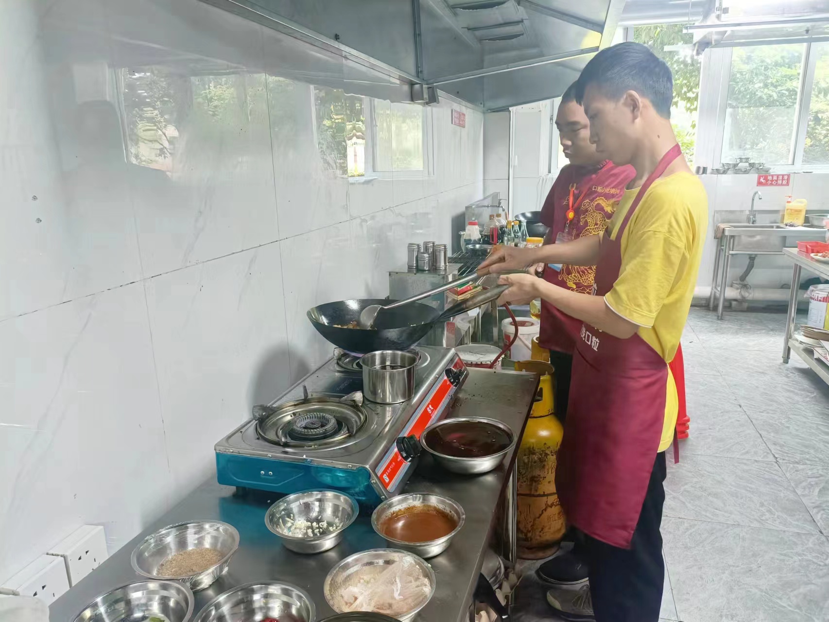 中餐厨师培训中餐厨师培训  千里香馄饨专业培训   奉化牛肉面专业培训