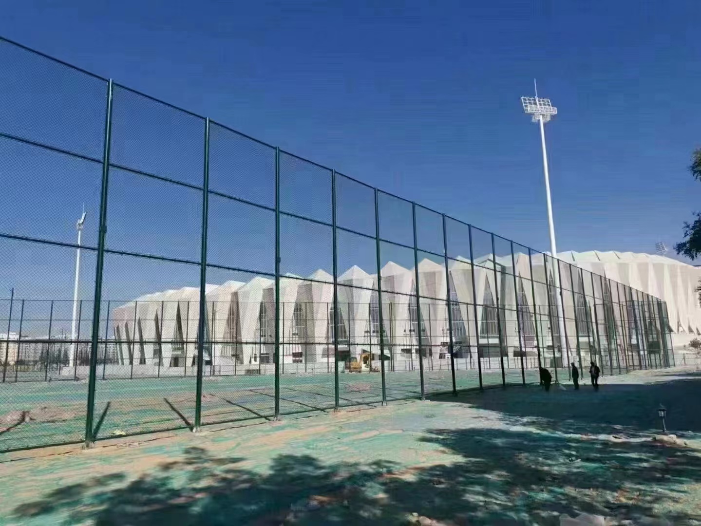 新疆球场围网 篮球场围栏网4米日字型组装防护网安装简运输成本低