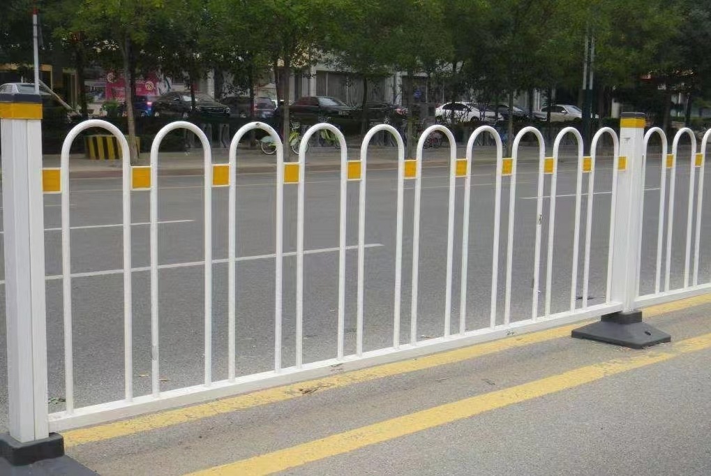 U型京式护栏马路隔离防撞栏图片