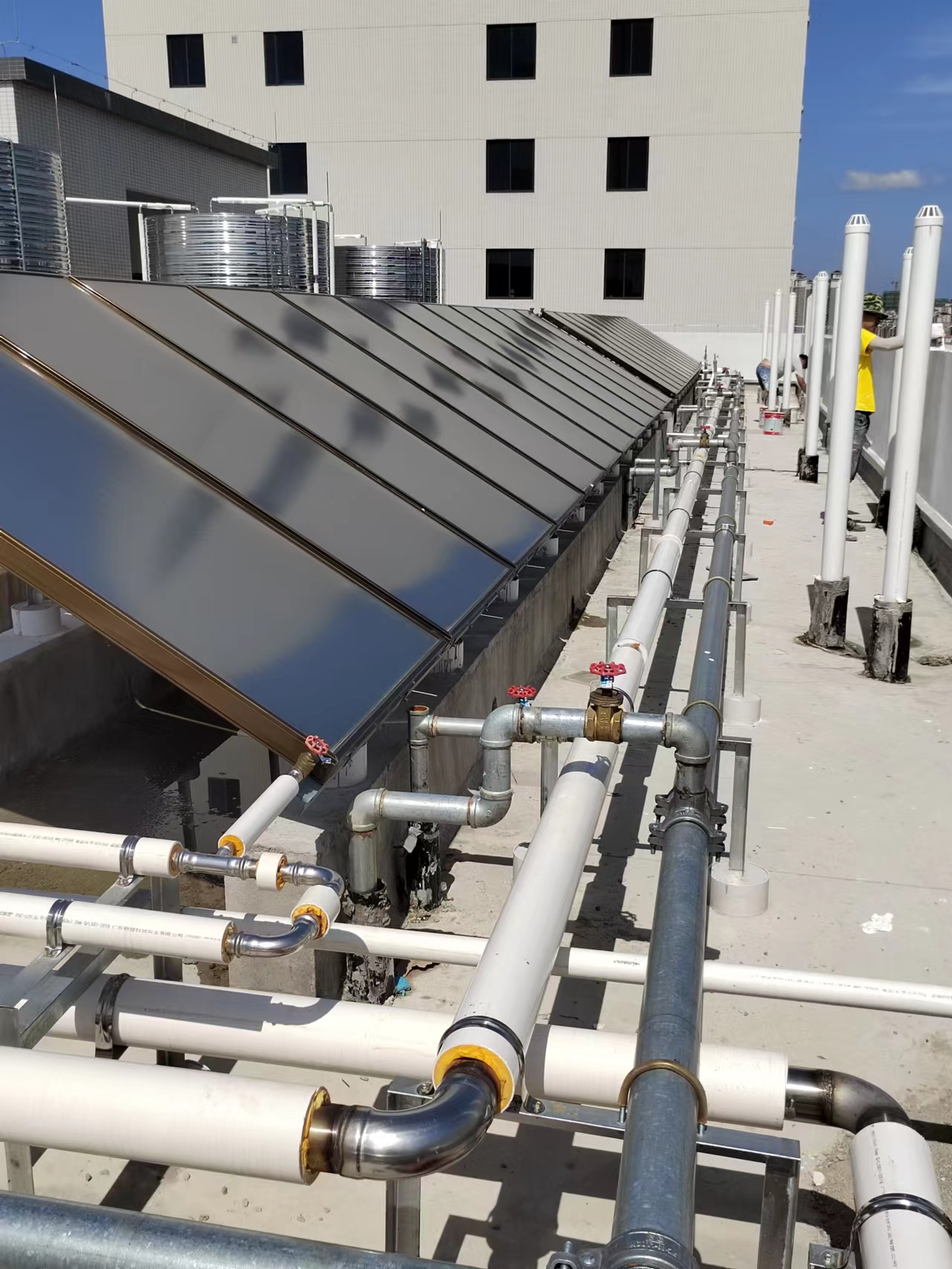 惠州 平板型太阳能热水器安装工程_太阳能热水工程报价图片