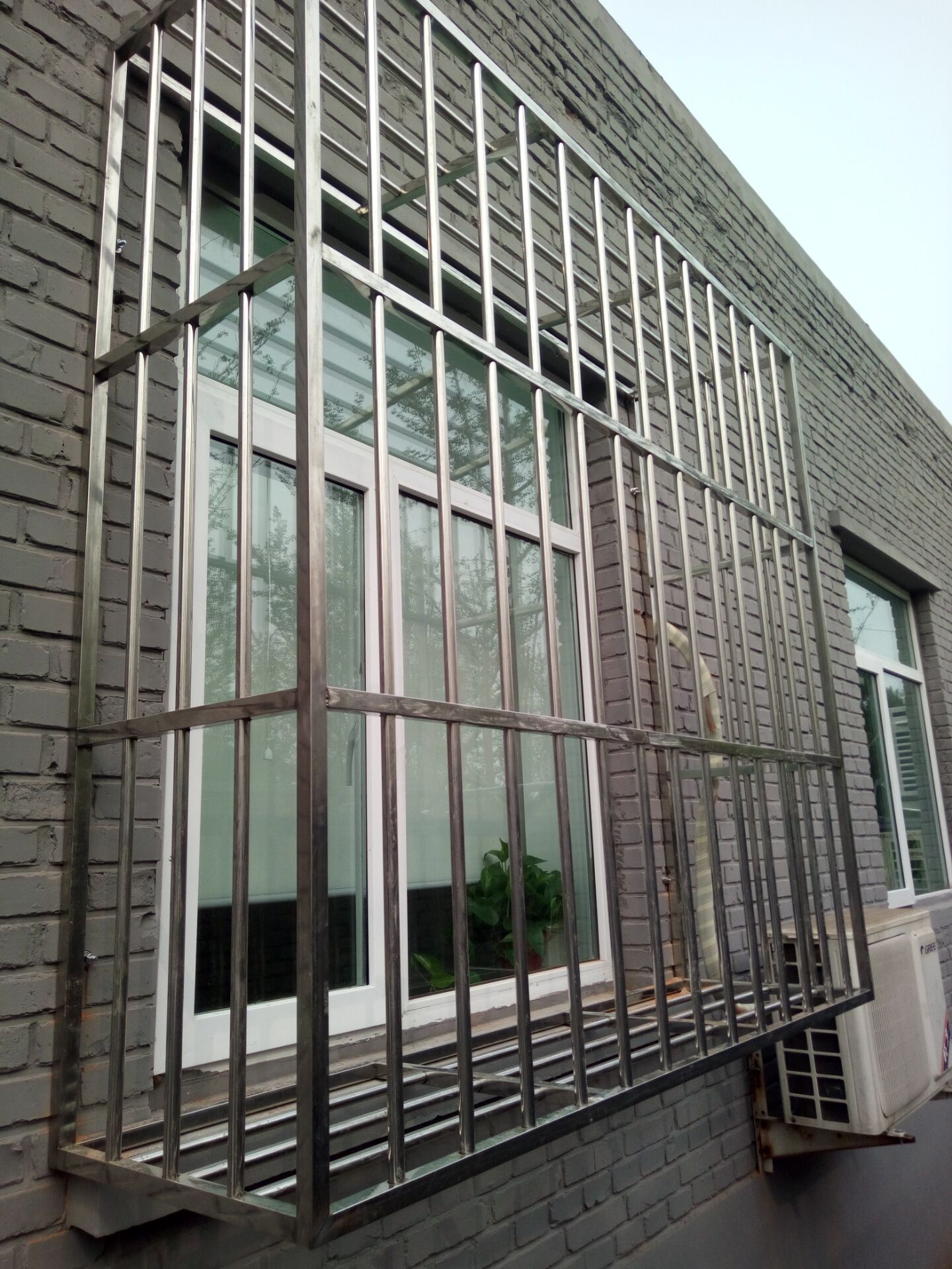 北京通州梨园附近窗户防盗网断桥铝门窗安装系统窗防盗门