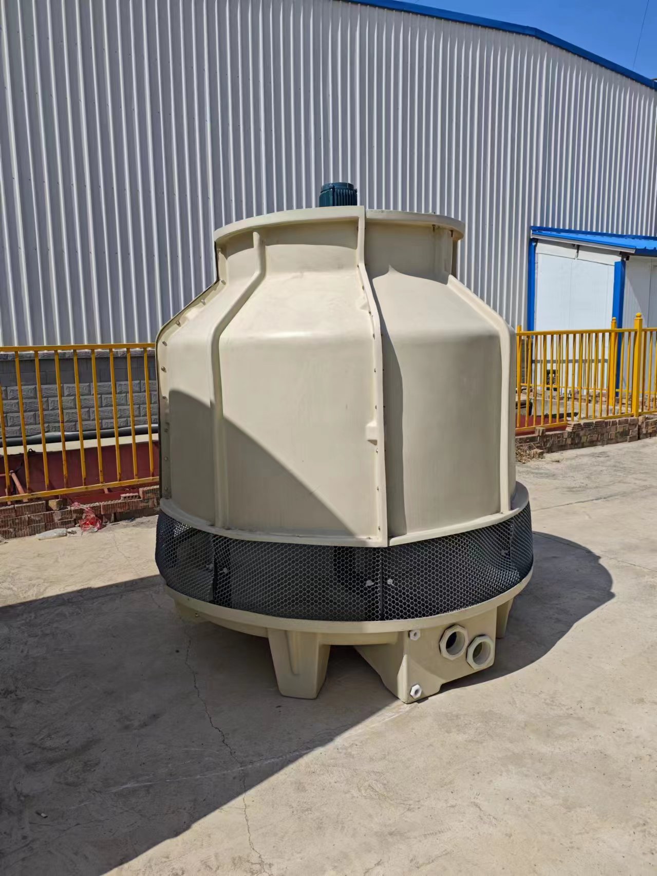 供应吐鲁番各种冷水塔方形圆形横流逆流工业型玻璃钢冷却塔生产厂家图片