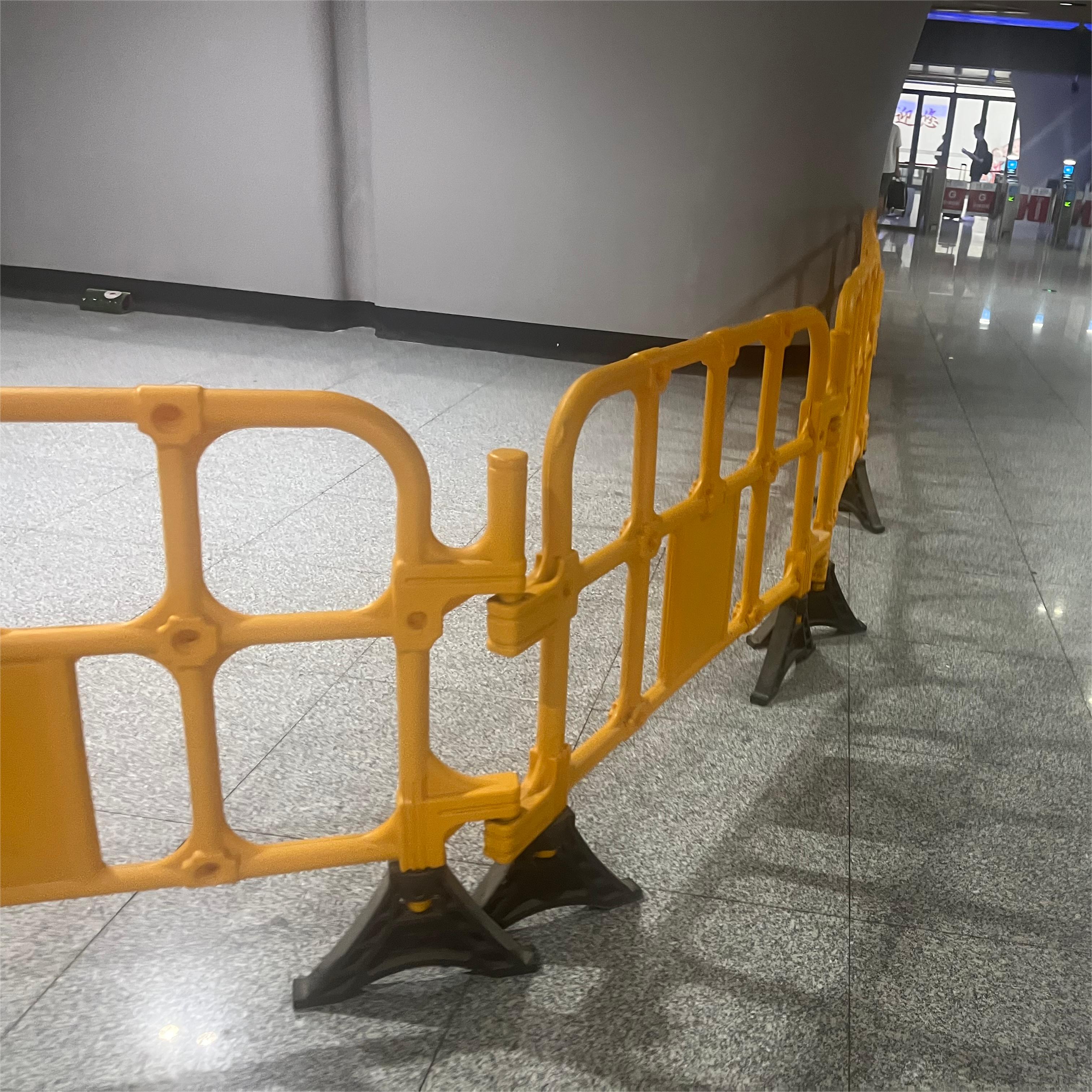 深圳驰路交通塑料护栏全新移动塑料注水马路施工三孔水马围挡