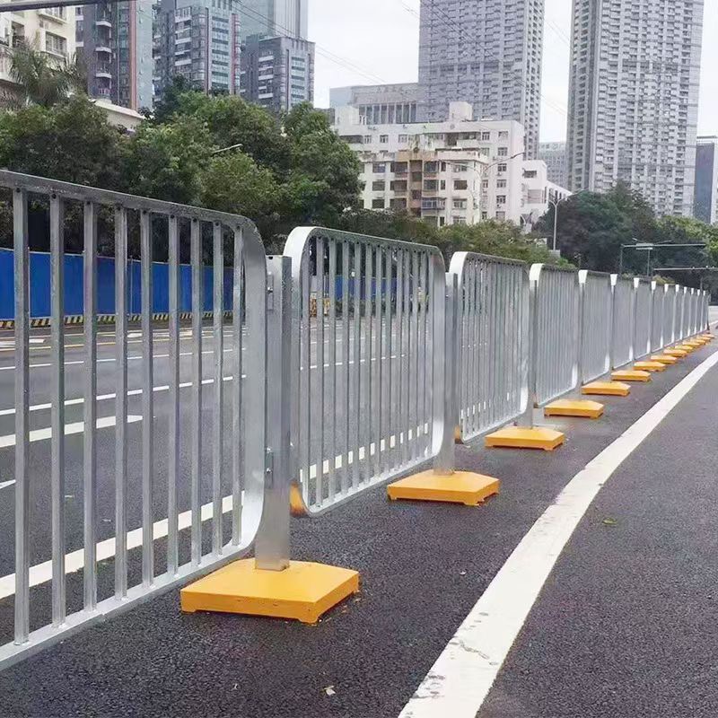 深圳驰路护栏怎么做政交通扁铁栏杆黄色底座人车分流栏公路桥梁护栏多少钱图片