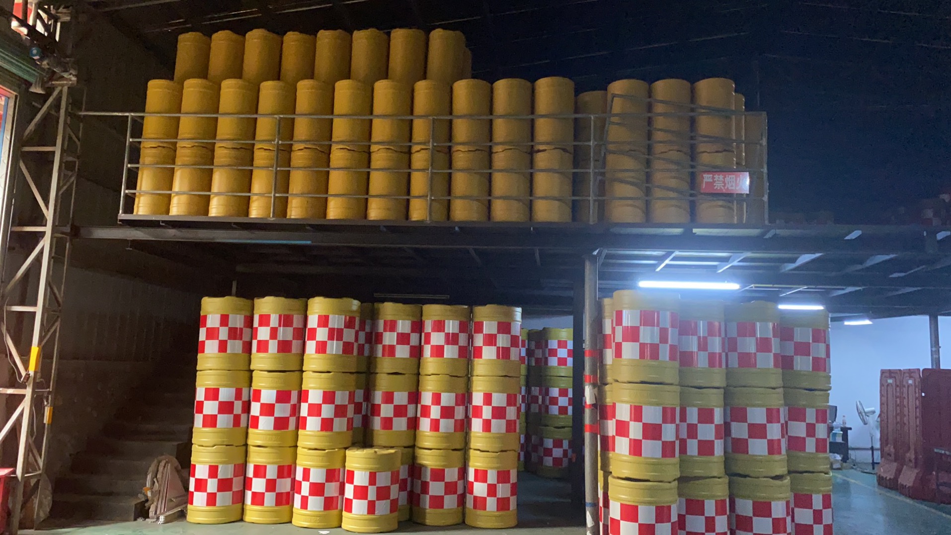 深圳驰路道路警示塑料防撞桶供应商-价格-批发-定制